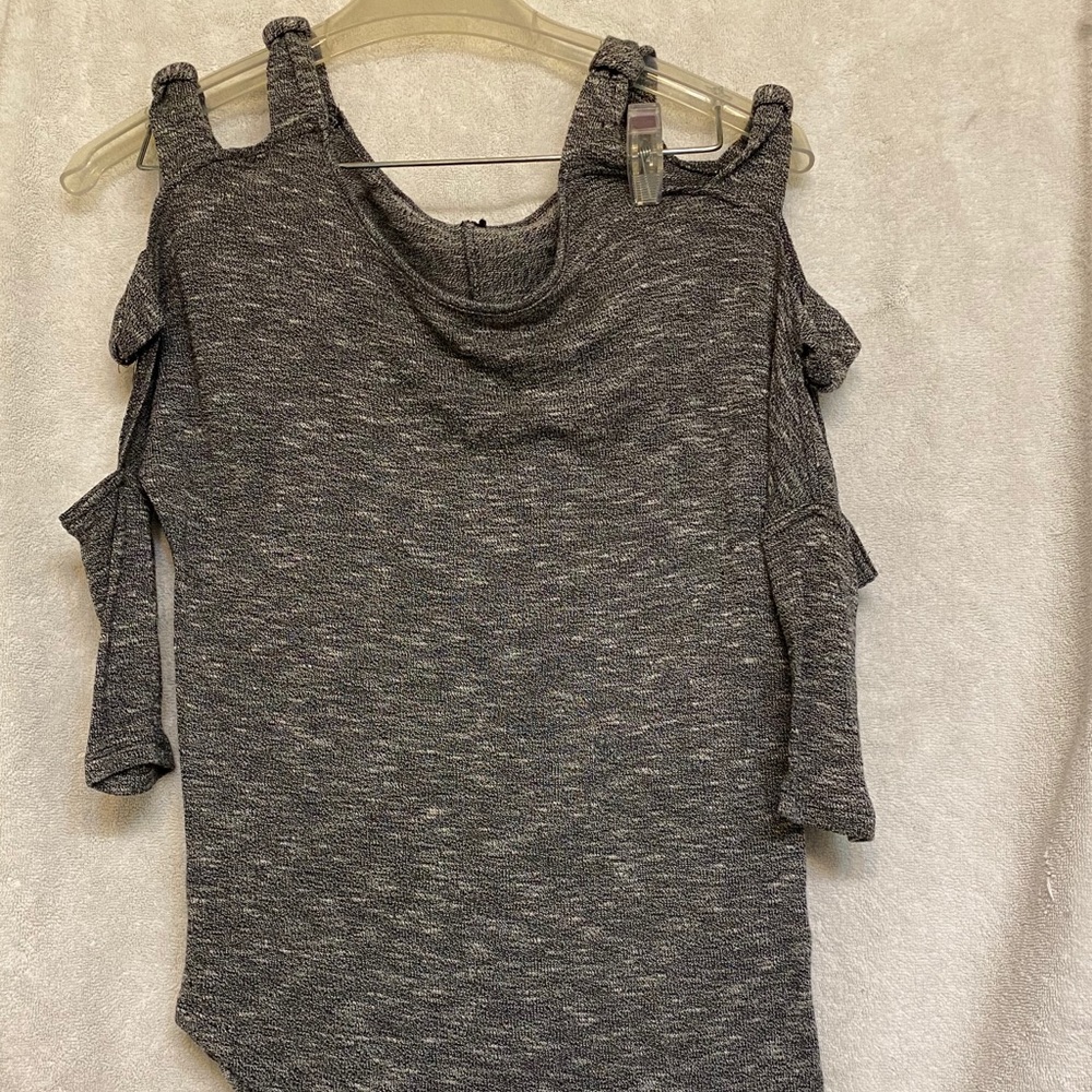 Open shoulder slit sweater top